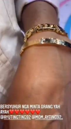 8 Potret Abdul Rozak ayah Ayu Ting Ting pakai perhiasan, jadi sorotan