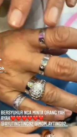 8 Potret Abdul Rozak ayah Ayu Ting Ting pakai perhiasan, jadi sorotan