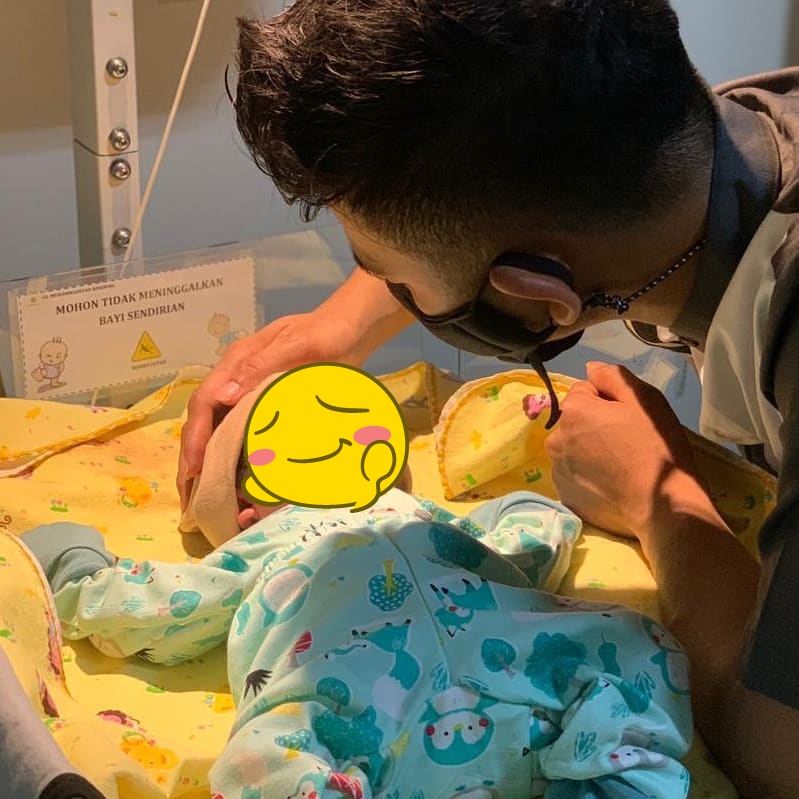 Jarang terekspos, ini 8 momen Rizki D'Academy saat momong anak