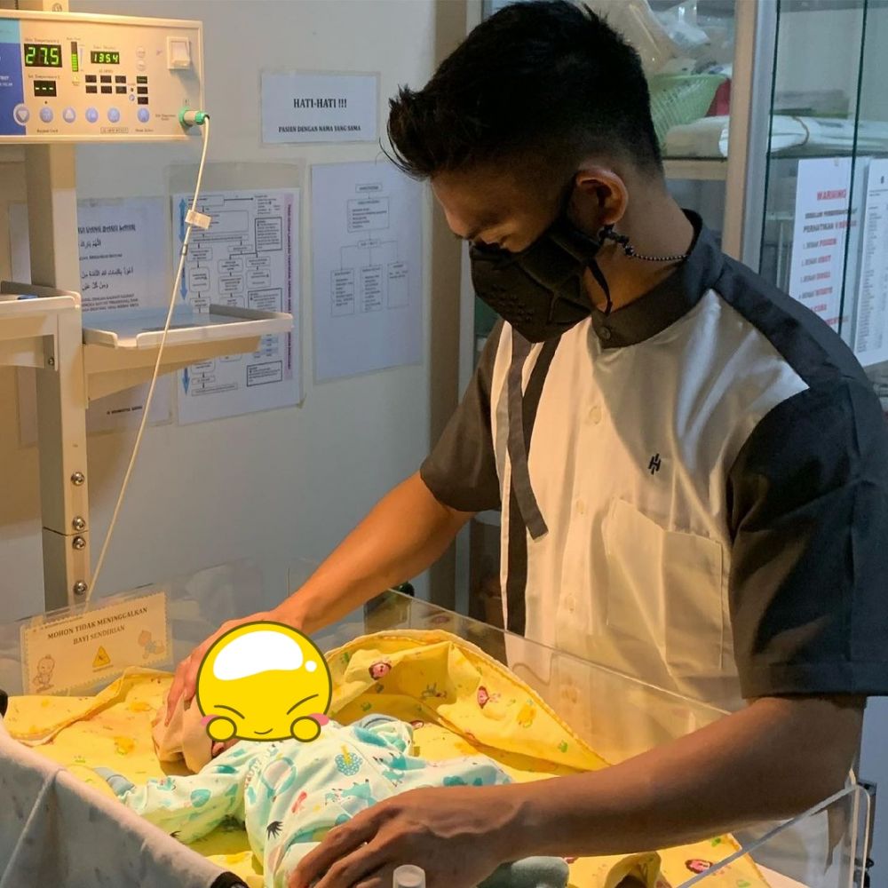 Jarang terekspos, ini 8 momen Rizki D'Academy saat momong anak