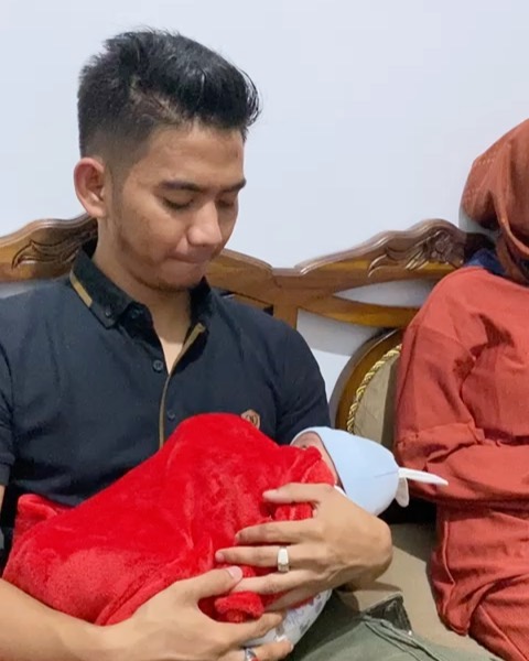 Jarang terekspos, ini 8 momen Rizki D'Academy saat momong anak