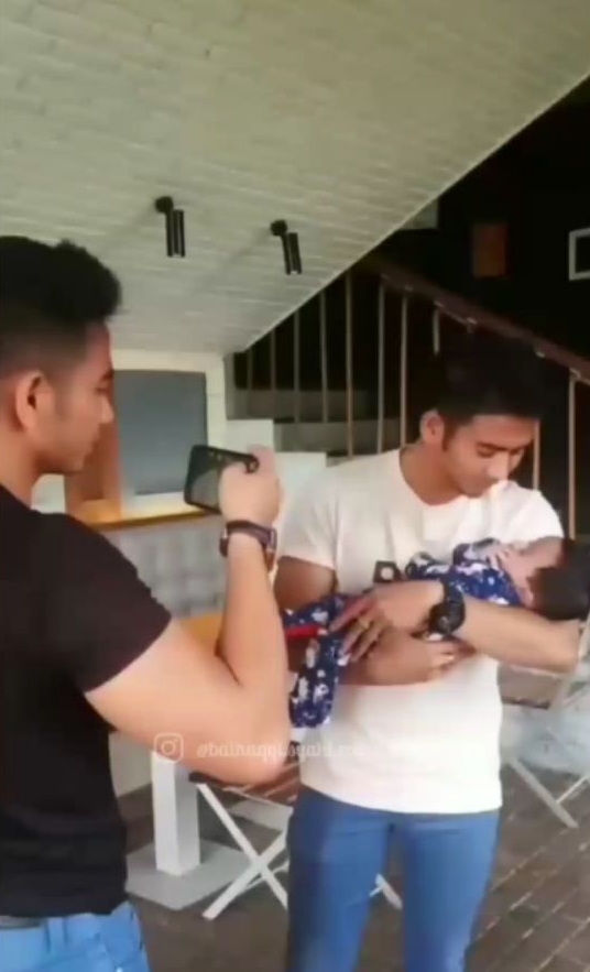 Jarang terekspos, ini 8 momen Rizki D'Academy saat momong anak