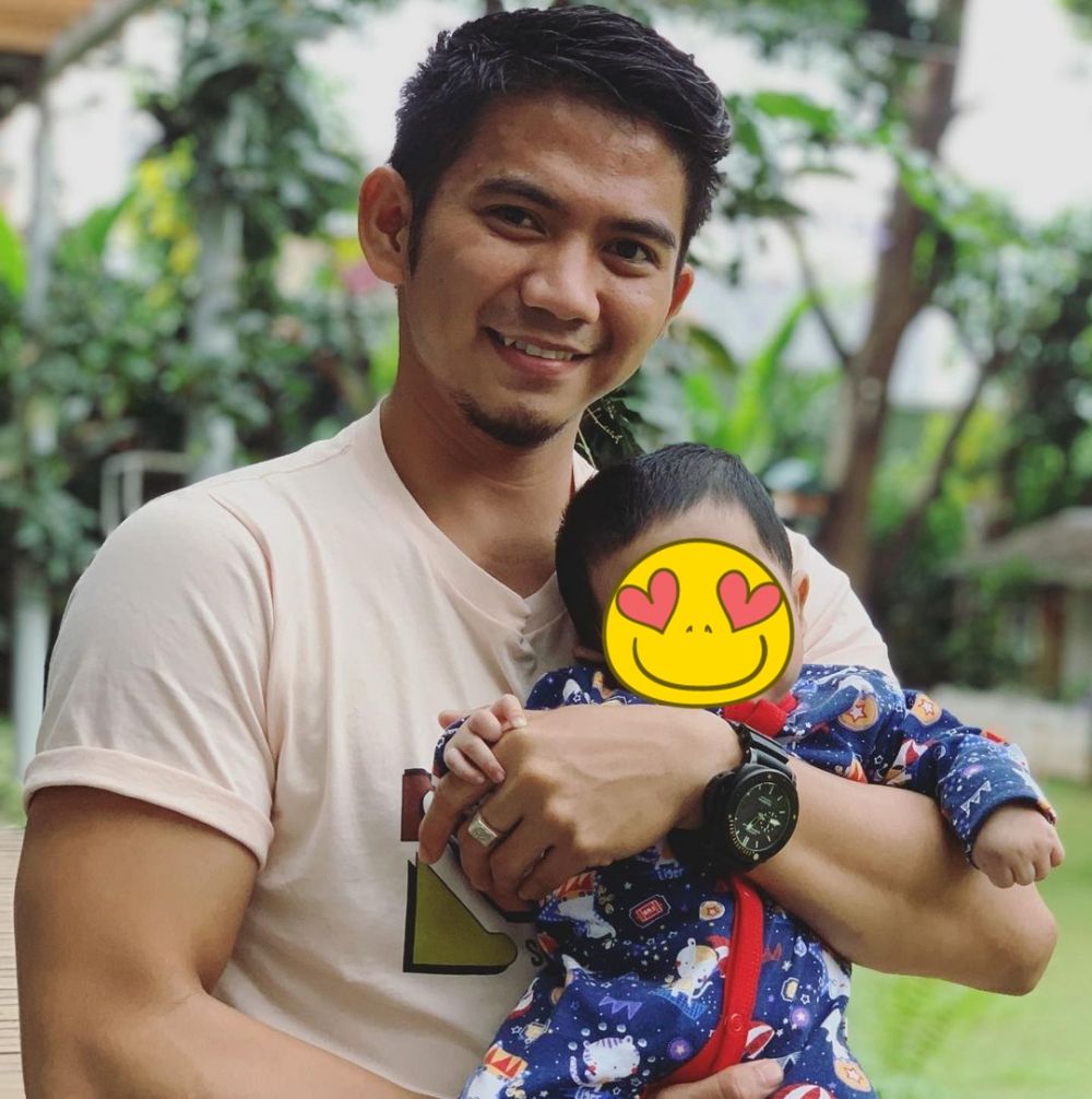 Jarang terekspos, ini 8 momen Rizki D'Academy saat momong anak
