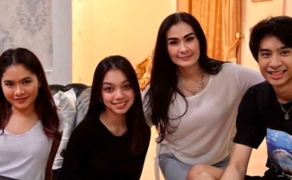 10 Potret kedekatan Iis Dahlia dan Naura Ayu, kompak