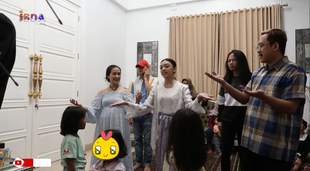 10 Potret kedekatan Iis Dahlia dan Naura Ayu, kompak