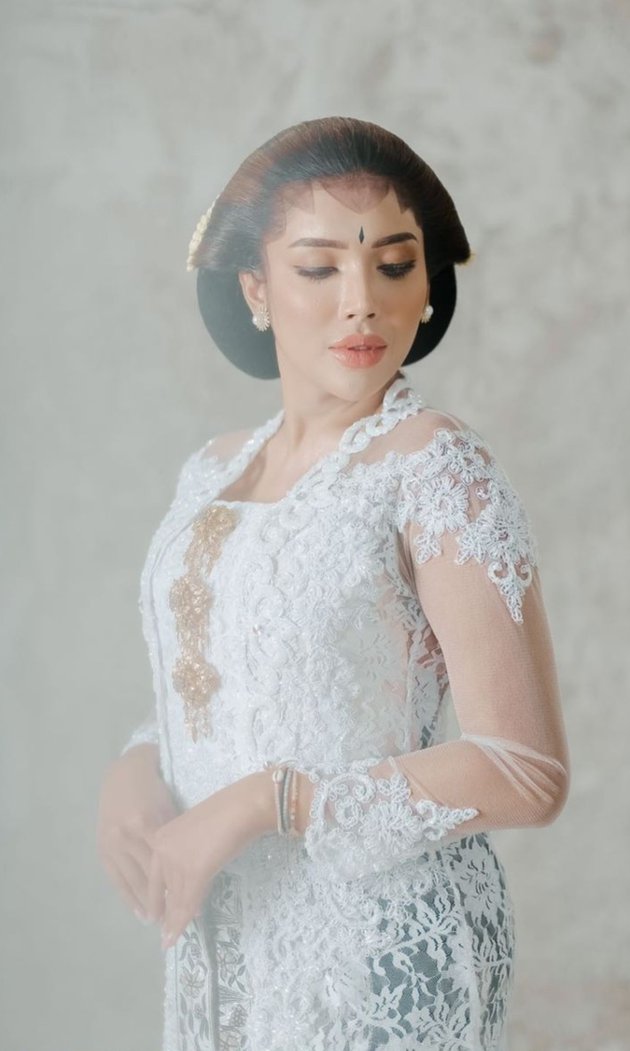 9 Potret Millen Cyrus kenakan busana pengantin Jawa, cantik menawan