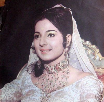 6 Potret masa muda Tanuja ibunda Kajol, parasnya bikin terpana