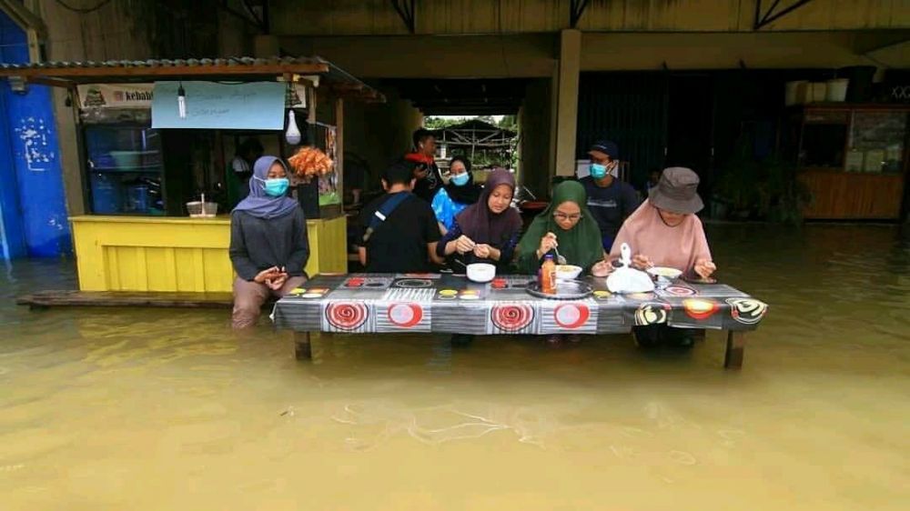 10 Aksi kocak pembeli saat di warung ini bikin tahan senyum
