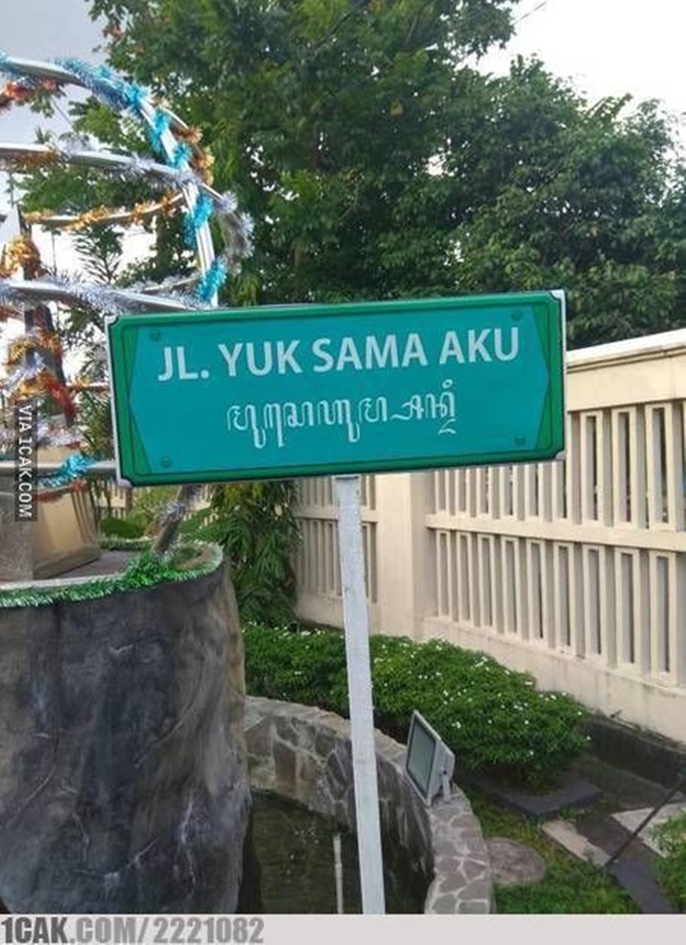 20 Pelesetan lucu nama jalan ini bikin ngakak cekikikan