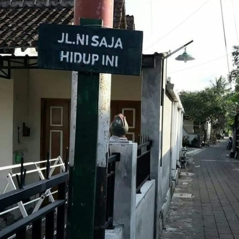 20 Pelesetan lucu nama jalan ini bikin ngakak cekikikan