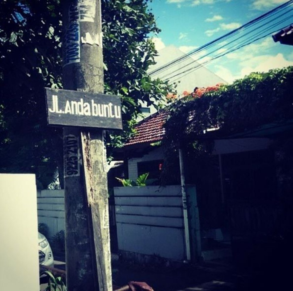 20 Pelesetan lucu nama jalan ini bikin ngakak cekikikan