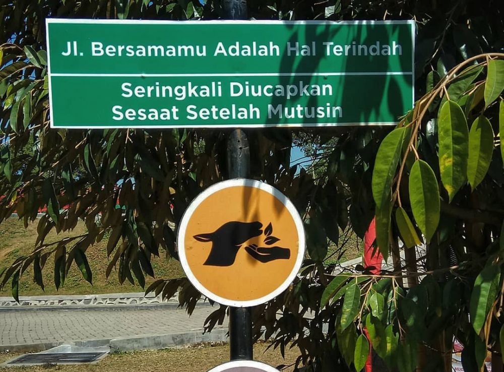 20 Pelesetan lucu nama jalan ini bikin ngakak cekikikan