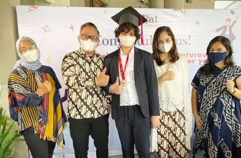 8 Momen Mona Ratuliu temani anak-anaknya wisuda, penuh haru