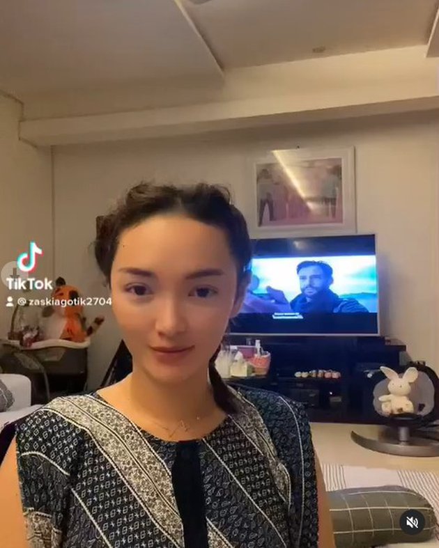 7 Potret Zaskia Gotik kenakan daster, gayanya curi perhatian