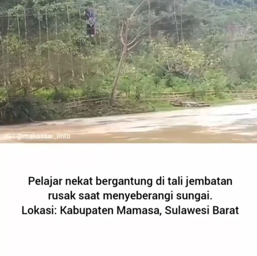 Viral pelajar nekat seberangi sungai berpegangan tali jembatan rusak