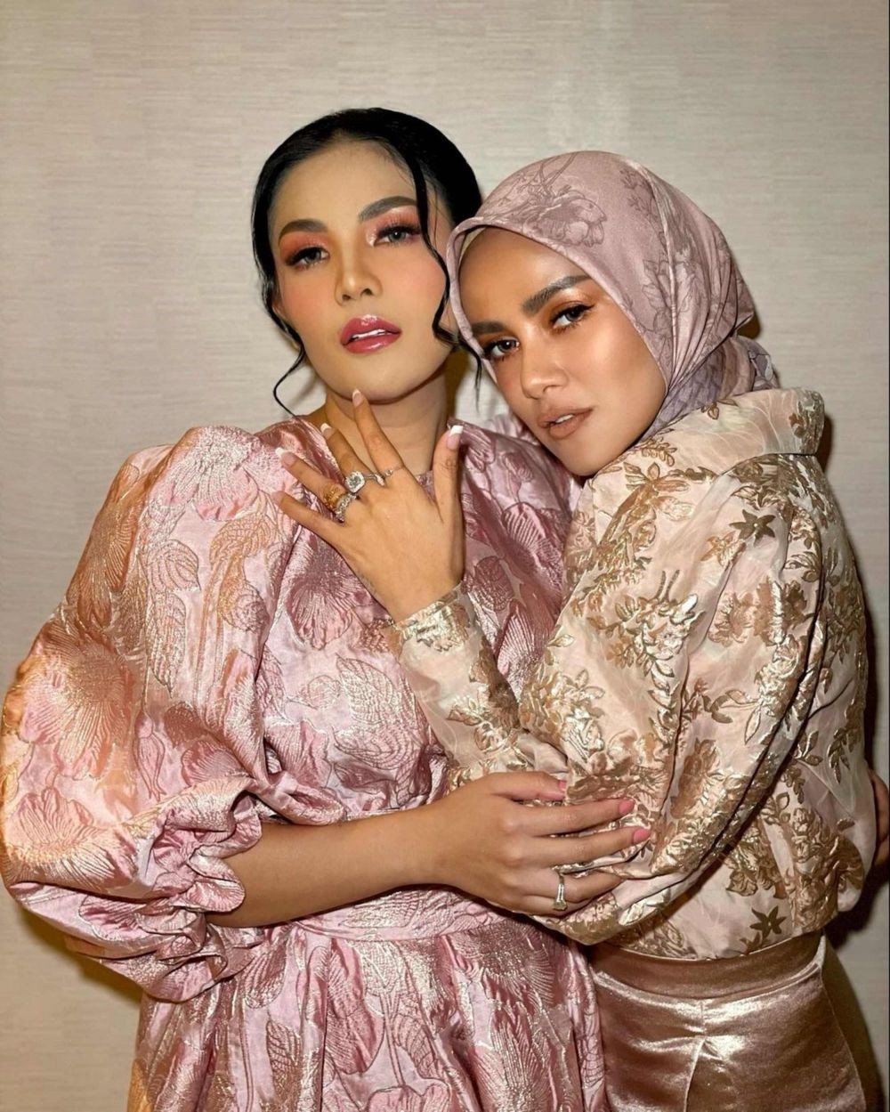 10 Potret persahabatan Olla Ramlan dan Nindy Ayunda, bikin geng seleb