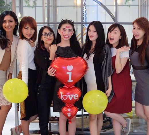 Potret bridal shower 8 eks personel girlband, Kinal JKT48 tema frozen