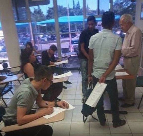 10 Momen lucu bantuin teman ini kocaknya bikin geleng kepala