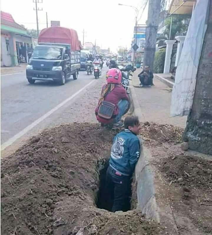 10 Momen lucu bantuin teman ini kocaknya bikin geleng kepala