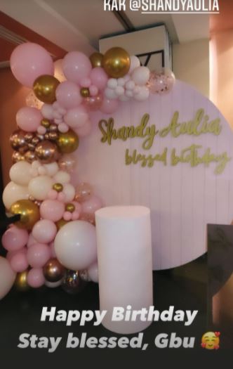 7 Momen perayaan ulang tahun Shandy Aulia ke-34, kuenya bikin salfok