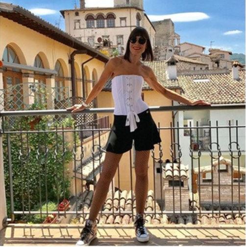 7 Potret nenek usia 72 tahun yang modis abis bak ABG