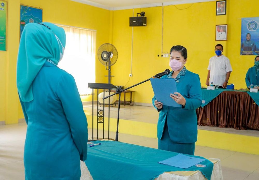 Jadi istri kepala daerah, ini pesona 8 seleb berseragam PKK