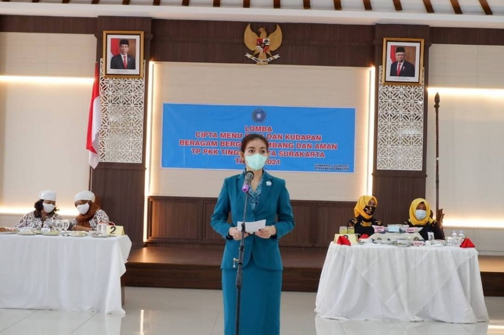 Jadi istri kepala daerah, ini pesona 8 seleb berseragam PKK