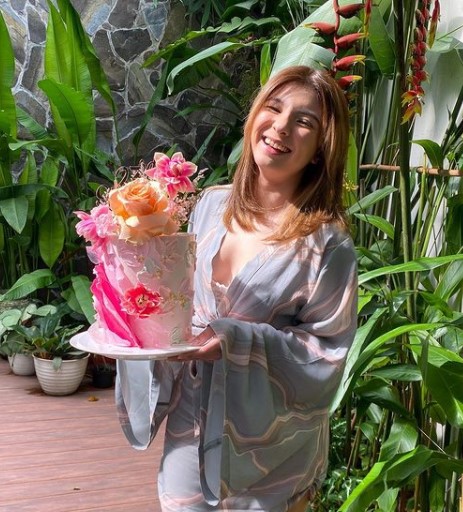 7 Momen kemeriahan ulang tahun Shalom Razade, kuenya penuh bunga pink