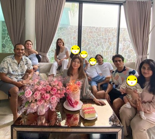 7 Momen kemeriahan ulang tahun Shalom Razade, kuenya penuh bunga pink