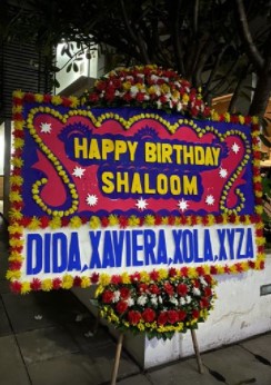 7 Momen kemeriahan ulang tahun Shalom Razade, kuenya penuh bunga pink