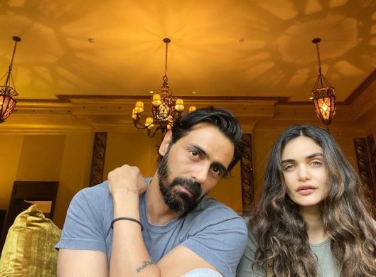 10 Pesona Gabriella Demetriades, model cantik pasangan Arjun Rampal