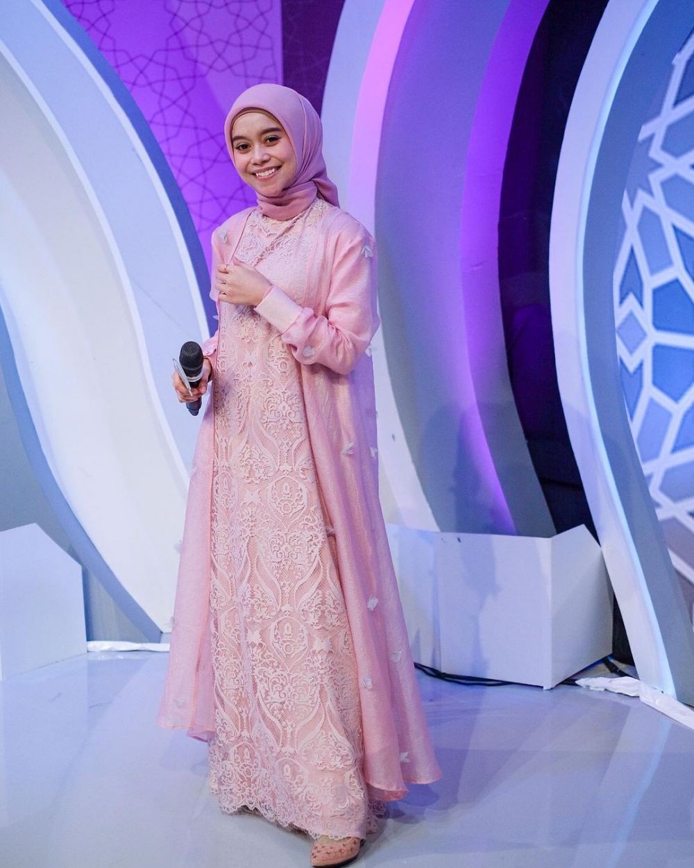 9 Ide outfit hijab ala Lesty Kejora, cocok untuk kondangan