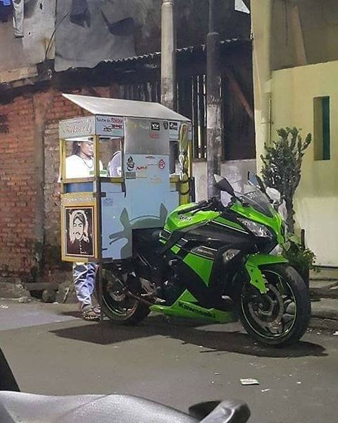 10 Potret isi gerobak jualan ini bikin pembeli auto bingung