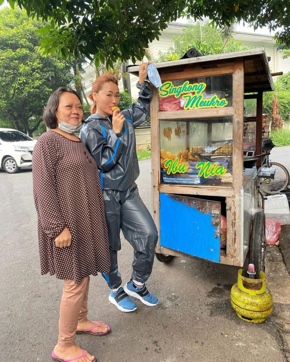 Gaya 7 penyanyi saat jajan di pinggir jalan, Inul curi perhatian