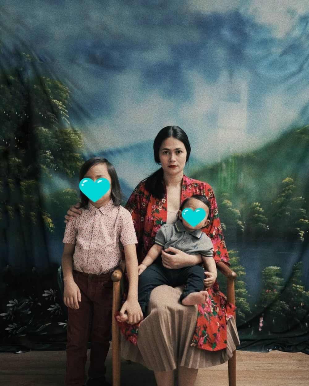 7 Pemotretan Ringgo Agus dan keluarga, bergaya ala 90-an