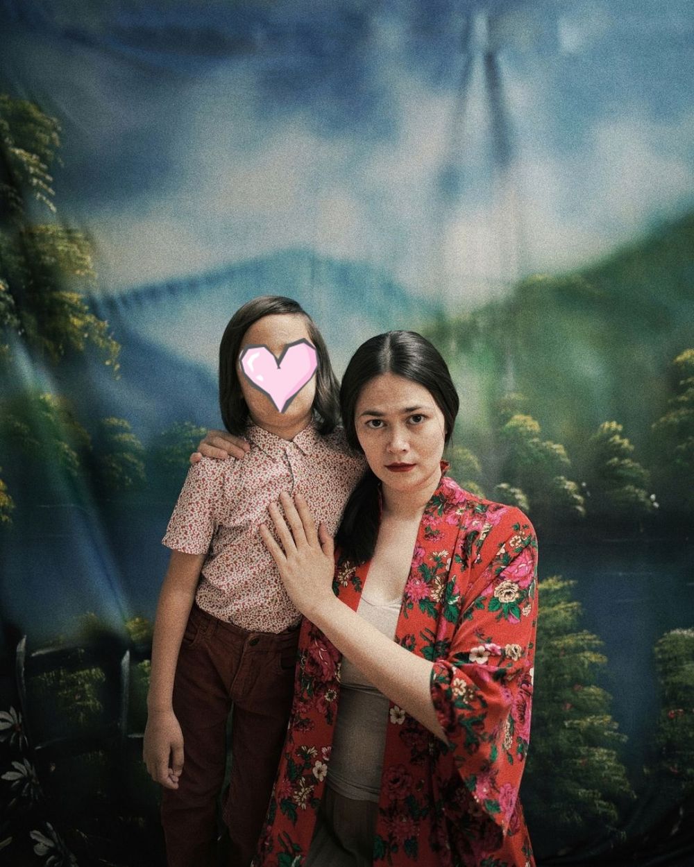 7 Pemotretan Ringgo Agus dan keluarga, bergaya ala 90-an