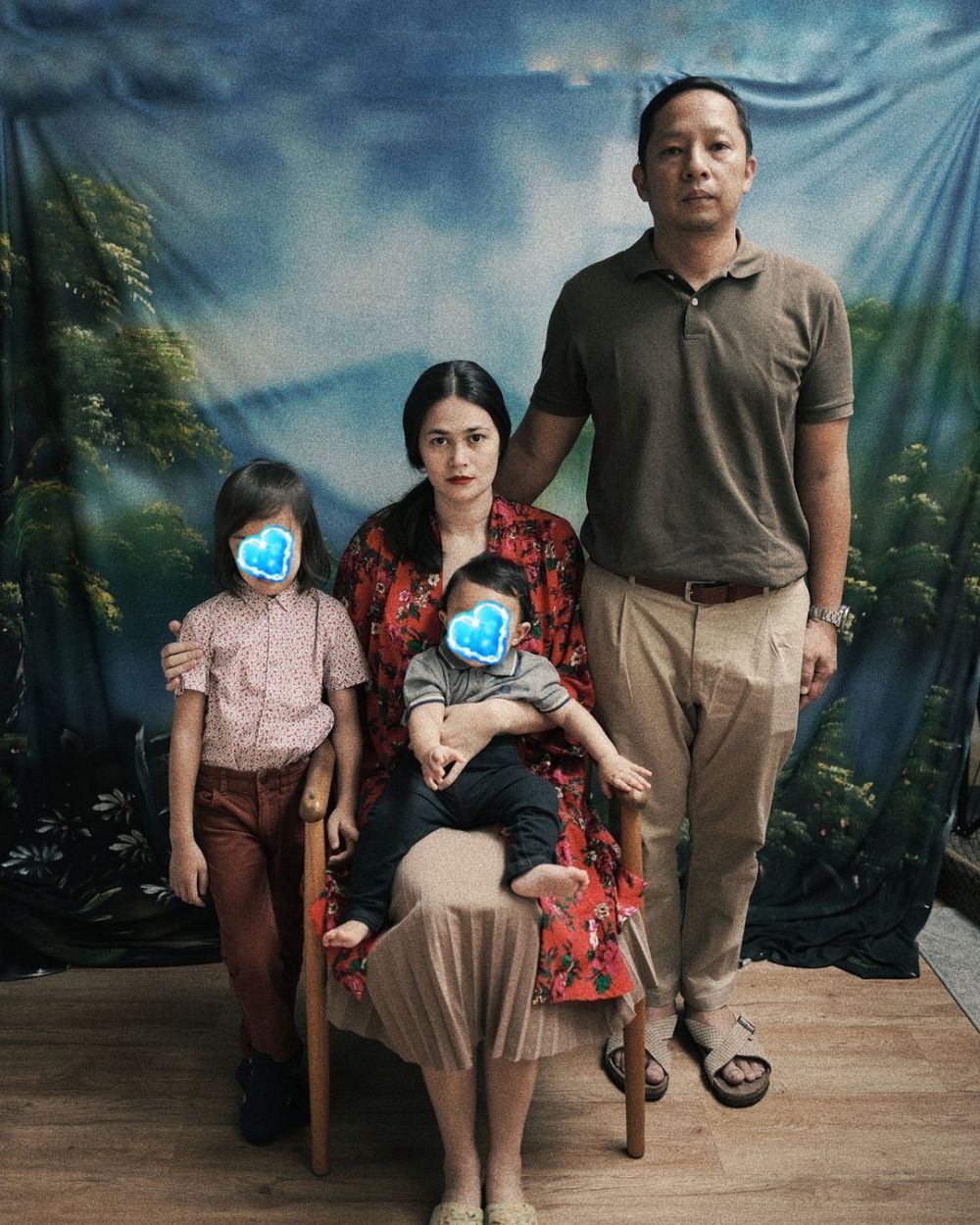 7 Pemotretan Ringgo Agus dan keluarga, bergaya ala 90-an