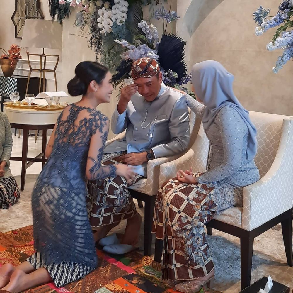 10 Momen siraman Alika Islamadina jelang nikah, dekorasinya serba biru