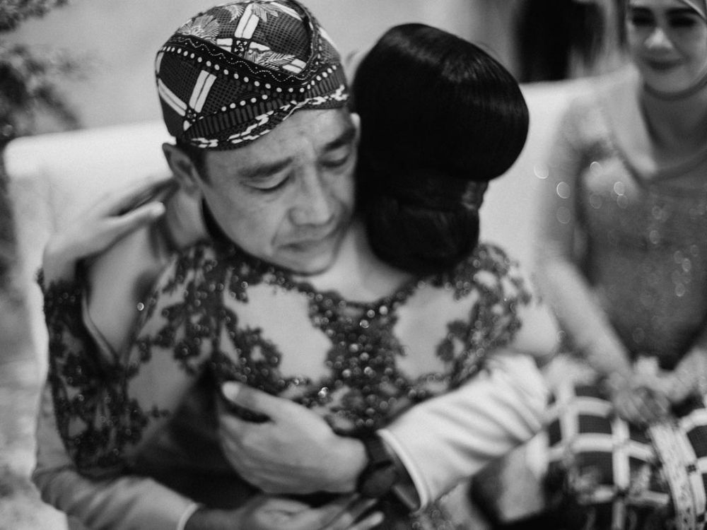 10 Momen siraman Alika Islamadina jelang nikah, dekorasinya serba biru