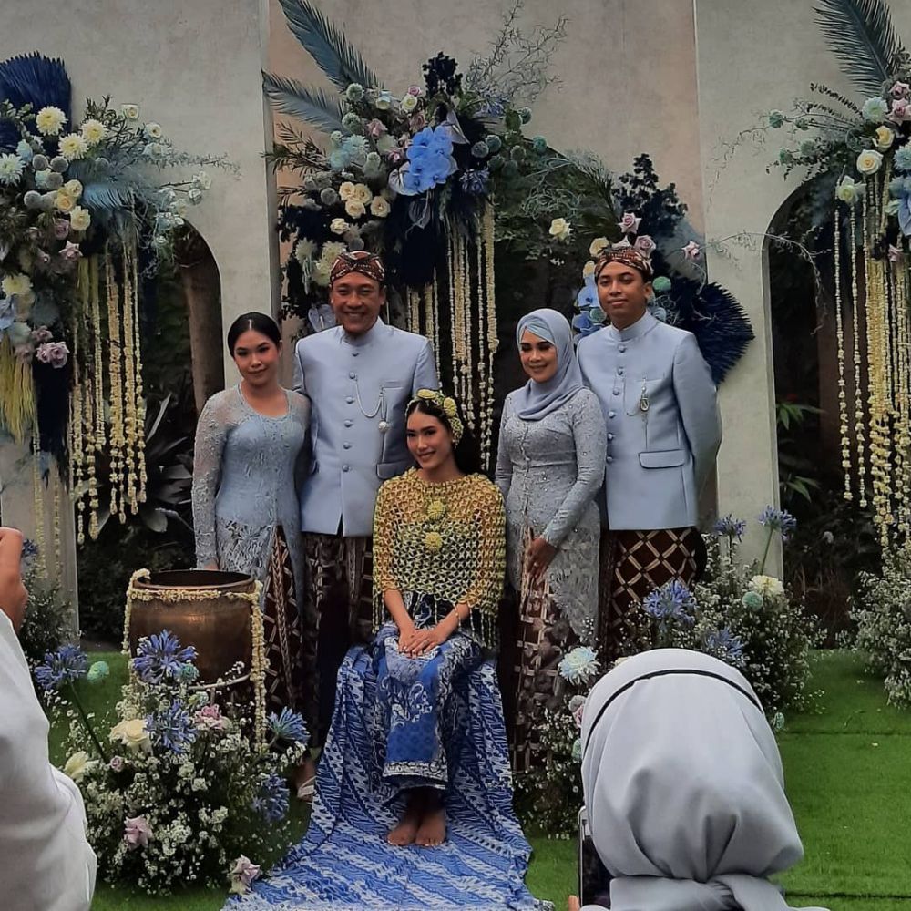 10 Momen siraman Alika Islamadina jelang nikah, dekorasinya serba biru