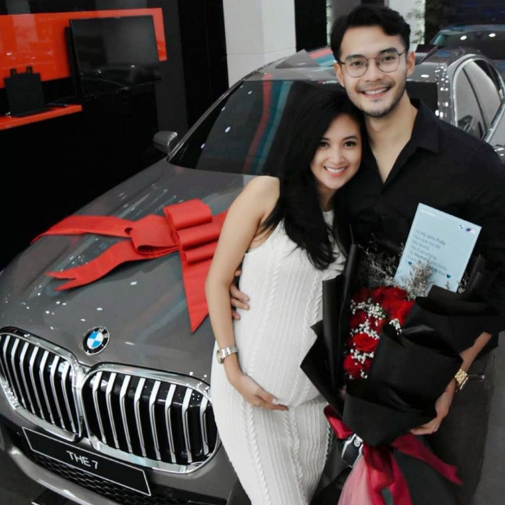 Ngidam barang mewah, 6 seleb ini dihadiahi mobil miliaran rupiah