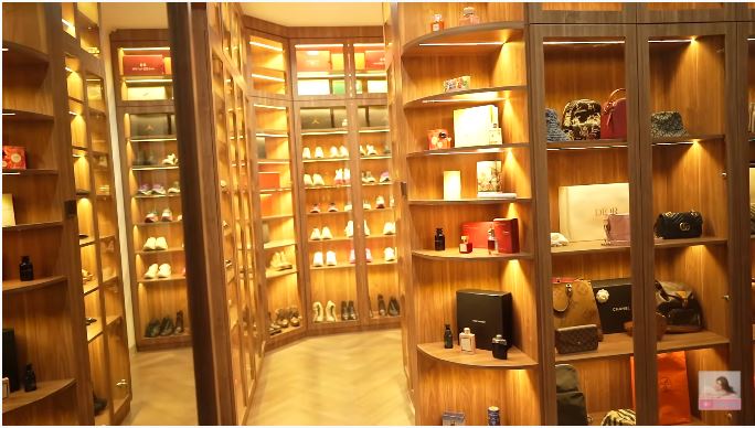 12 Potret kamar Felicya dan Caesar Hito, walk in closet curi perhatian