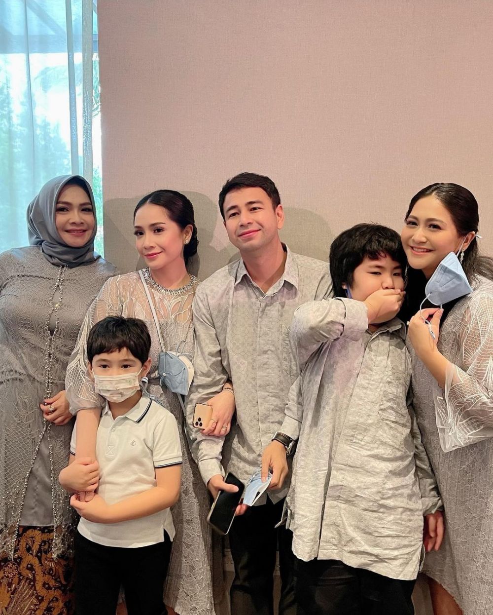 Jarang terekspos, ini 9 momen kedekatan Nagita dan adik laki-lakinya