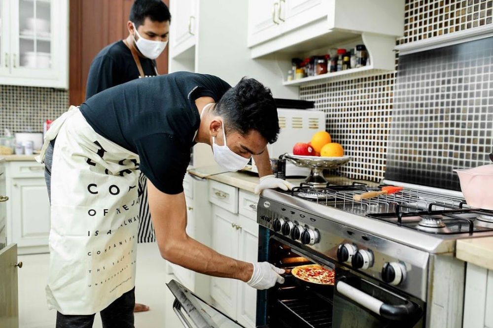 7 Seleb buka usaha di rumah, ada yang jual mi ayam dan barbershop