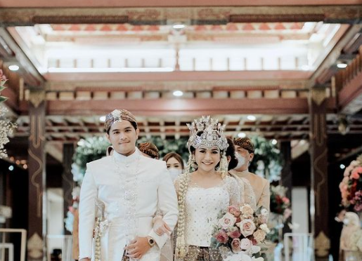 9 Momen pernikahan Prawita Sari adik ipar Siti Badriah, penuh haru