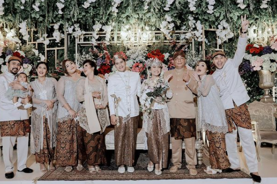 9 Momen pernikahan Prawita Sari adik ipar Siti Badriah, penuh haru