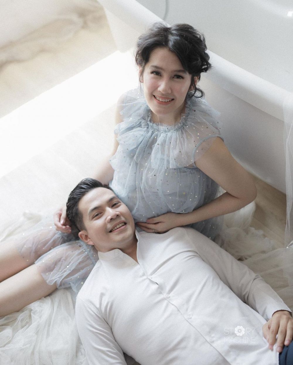 12 Gaya pemotretan maternity Ardina Rasti dalam 6 tema, tampil elegan