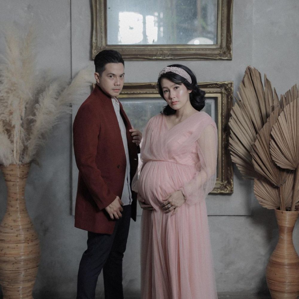 12 Gaya pemotretan maternity Ardina Rasti dalam 6 tema, tampil elegan
