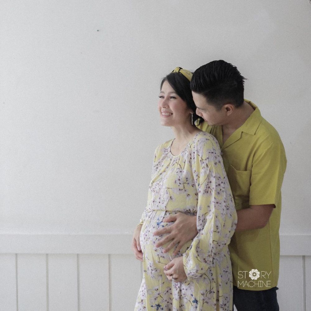 12 Gaya pemotretan maternity Ardina Rasti dalam 6 tema, tampil elegan