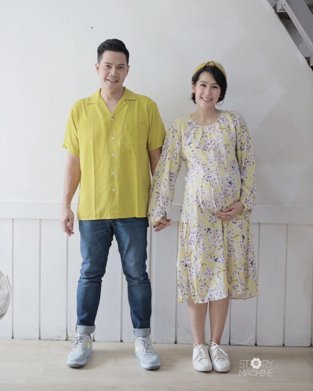 12 Gaya pemotretan maternity Ardina Rasti dalam 6 tema, tampil elegan